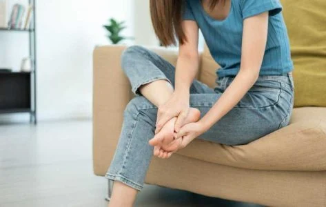 بانه چه روشهایی را میتوان برای کاهش پا درد شبانه انجام داد؟